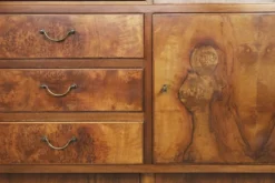 Buffet suédois ancien en noyer et ronce avec vitrine en verre, années 1940