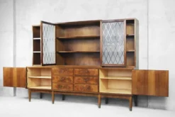 Buffet suédois ancien en noyer et ronce avec vitrine en verre, années 1940