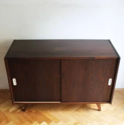 Buffet U-450 par Jiří Jiroutek – Interiér Praha, années 1960