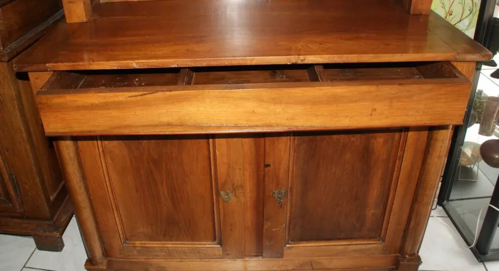 Buffet-Vaisselier à demi-colonnes en noyer , époque. Empire