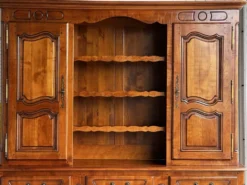 Buffet, vaisselier rustique en merisier massif, XXe siècle