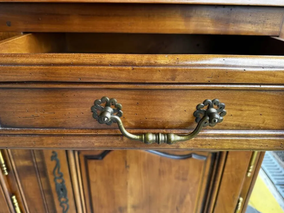 Buffet, vaisselier rustique en merisier massif, XXe siècle