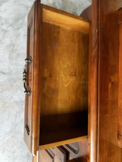 Buffet, vaisselier rustique en merisier massif, XXe siècle