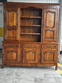Buffet, vaisselier rustique en merisier massif, XXe siècle