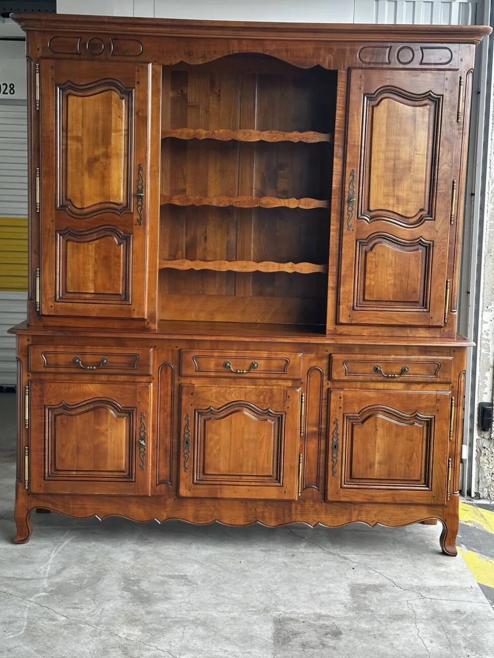 Buffet, vaisselier rustique en merisier massif, XXe siècle