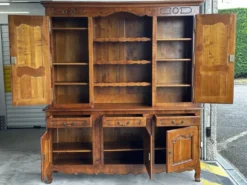 Buffet, vaisselier rustique en merisier massif, XXe siècle