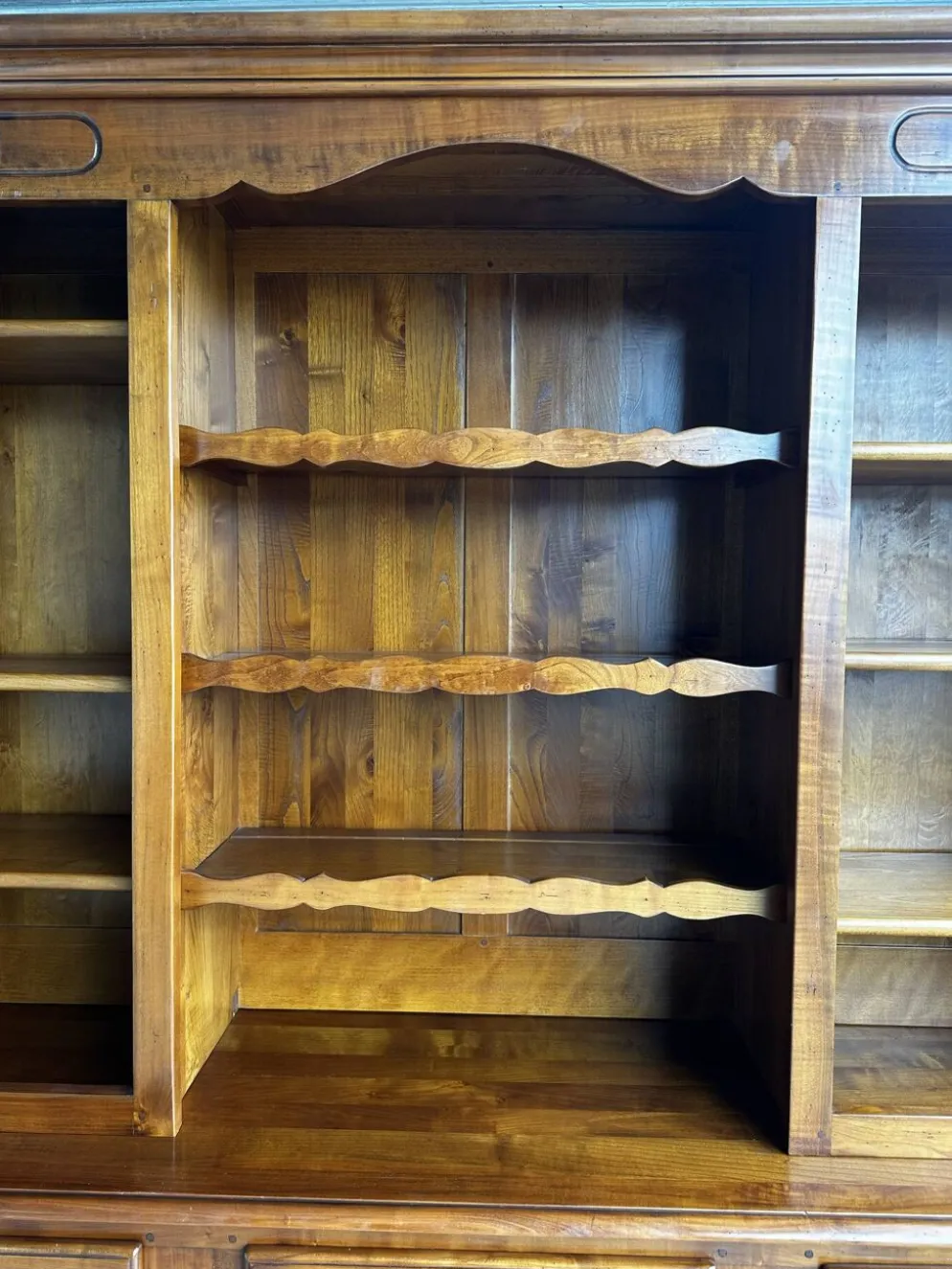 Buffet, vaisselier rustique en merisier massif, XXe siècle