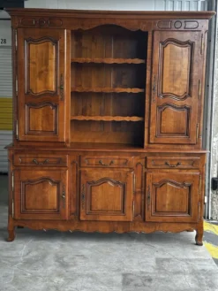 Buffet, vaisselier rustique en merisier massif, XXe siècle