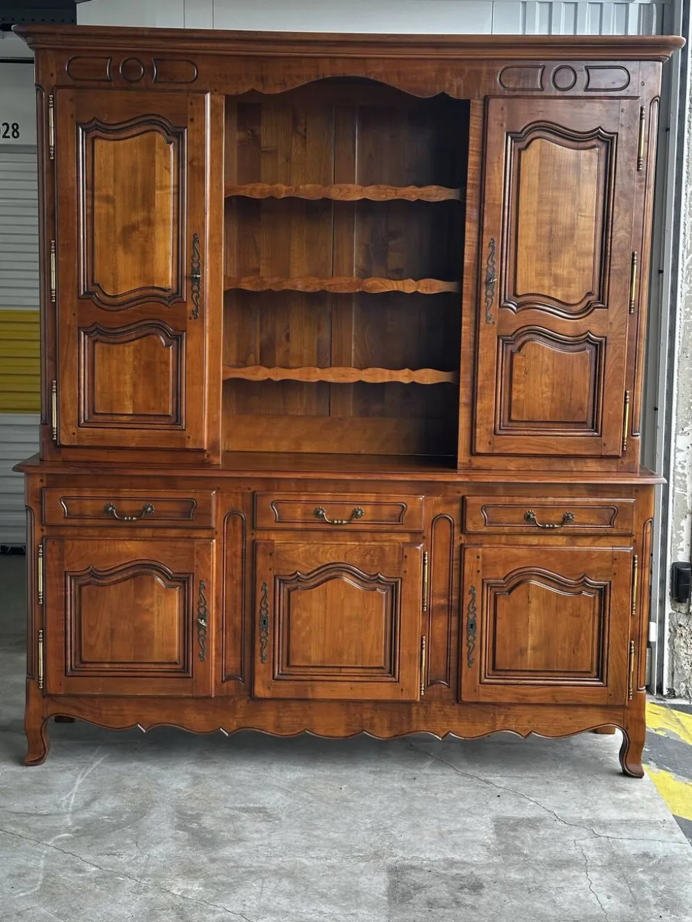 Buffet, vaisselier rustique en merisier massif, XXe siècle