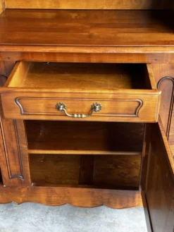 Buffet, vaisselier rustique en merisier massif, XXe siècle