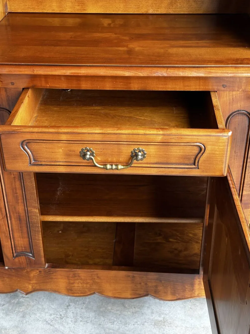 Buffet, vaisselier rustique en merisier massif, XXe siècle