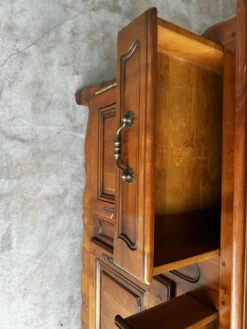 Buffet, vaisselier rustique en merisier massif, XXe siècle