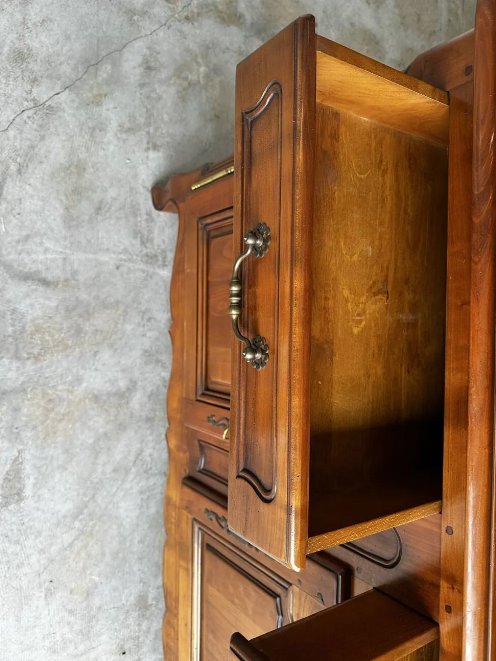 Buffet, vaisselier rustique en merisier massif, XXe siècle