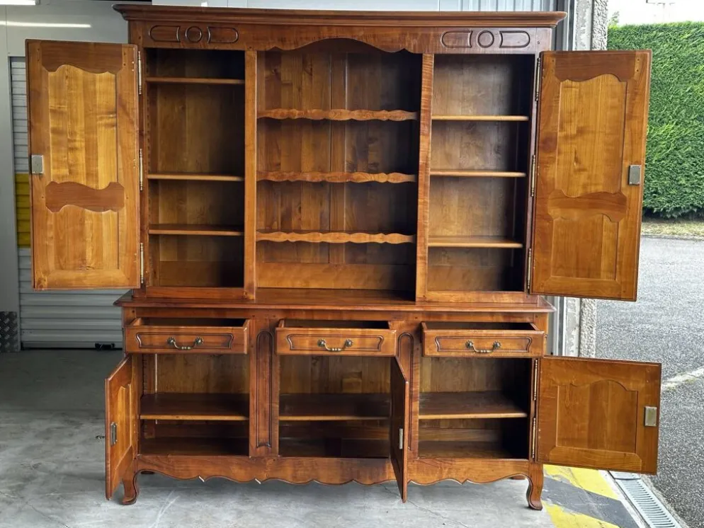 Buffet, vaisselier rustique en merisier massif, XXe siècle