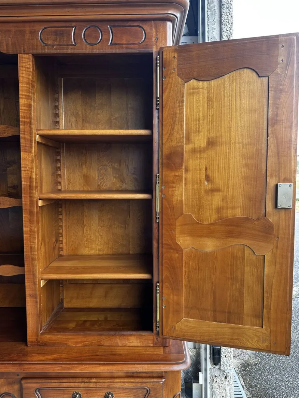 Buffet, vaisselier rustique en merisier massif, XXe siècle