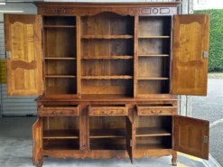 Buffet, vaisselier rustique en merisier massif, XXe siècle