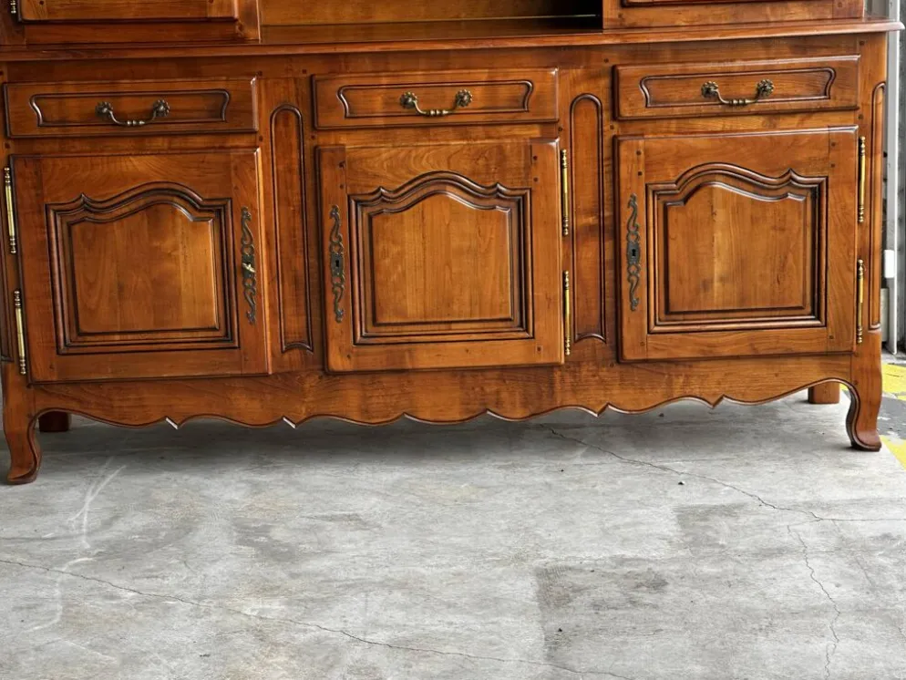 Buffet, vaisselier rustique en merisier massif, XXe siècle