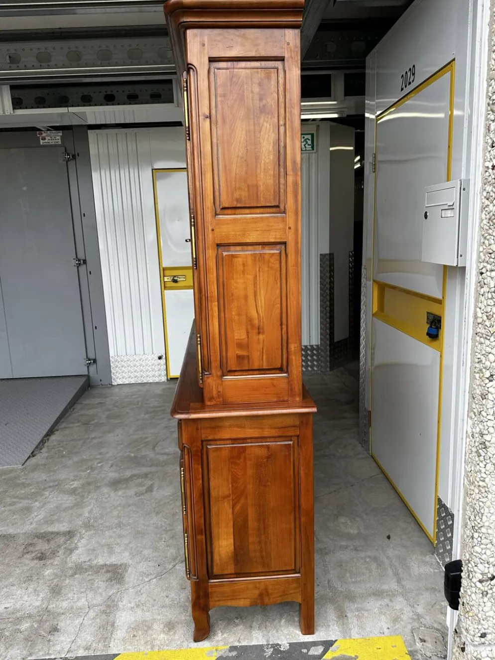 Buffet, vaisselier rustique en merisier massif, XXe siècle
