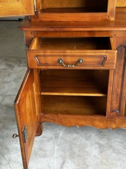 Buffet, vaisselier rustique en merisier massif, XXe siècle