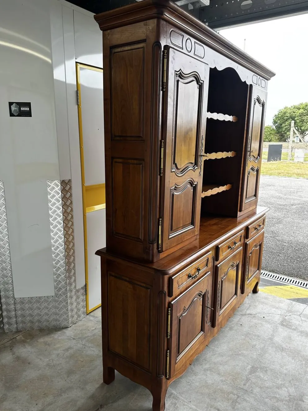 Buffet, vaisselier rustique en merisier massif, XXe siècle