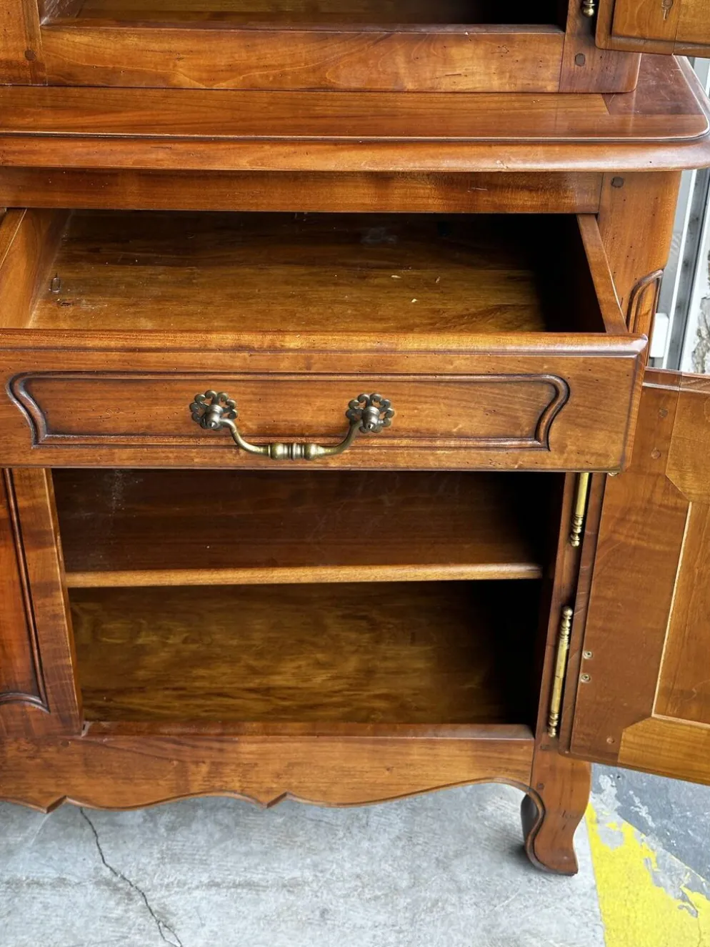 Buffet, vaisselier rustique en merisier massif, XXe siècle