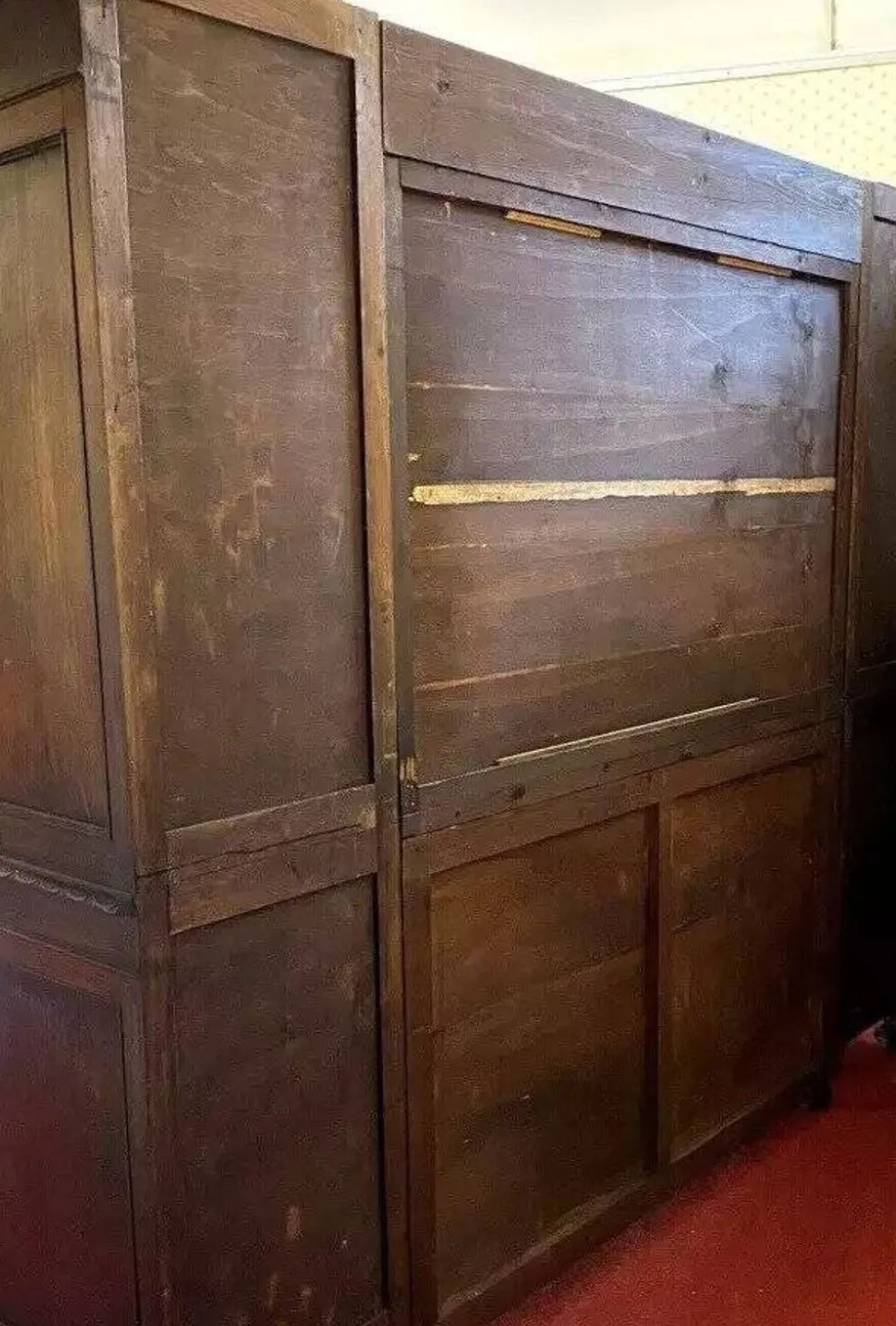 Buffet vaisselier style Renaissance, entièrement réalisé en noyer et richement sculpté