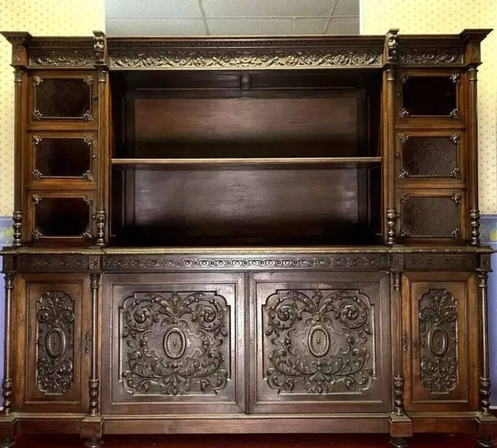 Buffet vaisselier style Renaissance, entièrement réalisé en noyer et richement sculpté