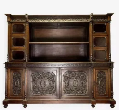 Buffet vaisselier style Renaissance, entièrement réalisé en noyer et richement sculpté
