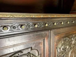 Buffet vaisselier style Renaissance, entièrement réalisé en noyer et richement sculpté