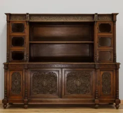 Buffet vaisselier style Renaissance, entièrement réalisé en noyer et richement sculpté
