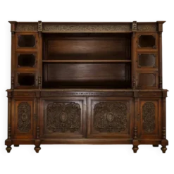 Buffet vaisselier style Renaissance, entièrement réalisé en noyer et richement sculpté