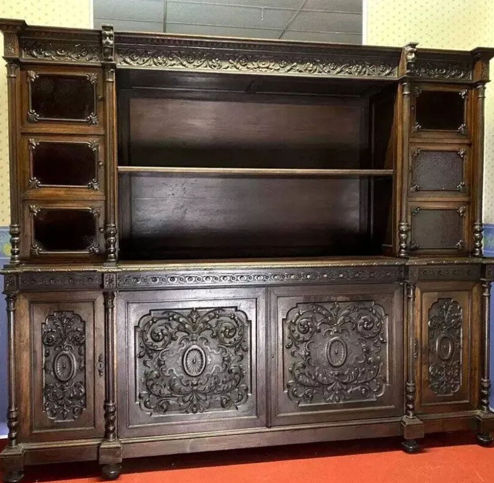 Buffet vaisselier style Renaissance, entièrement réalisé en noyer et richement sculpté