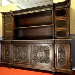 Buffet vaisselier style Renaissance, entièrement réalisé en noyer et richement sculpté