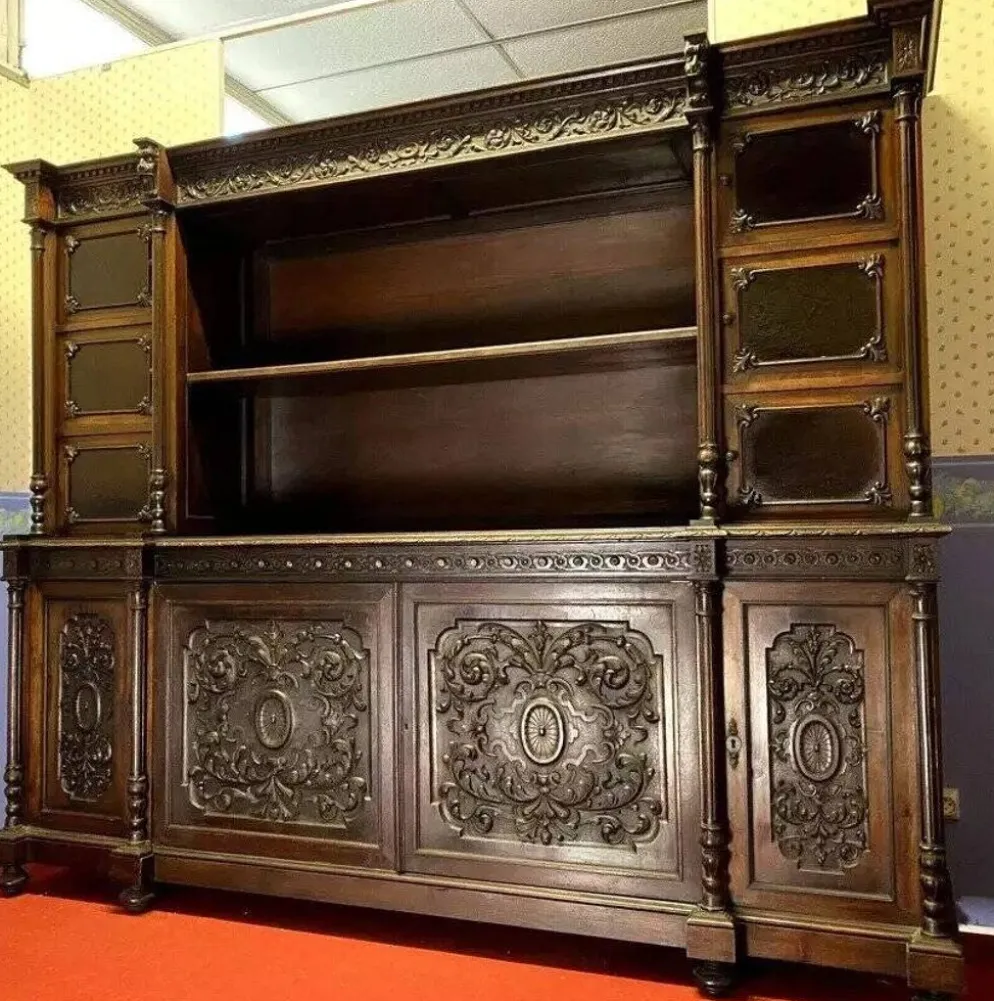 Buffet vaisselier style Renaissance, entièrement réalisé en noyer et richement sculpté
