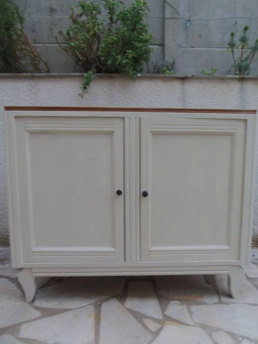 Buffet vintage beige en bois, plateau chêne – meuble ancien campagne chic