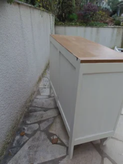 Buffet vintage beige en bois, plateau chêne – meuble ancien campagne chic