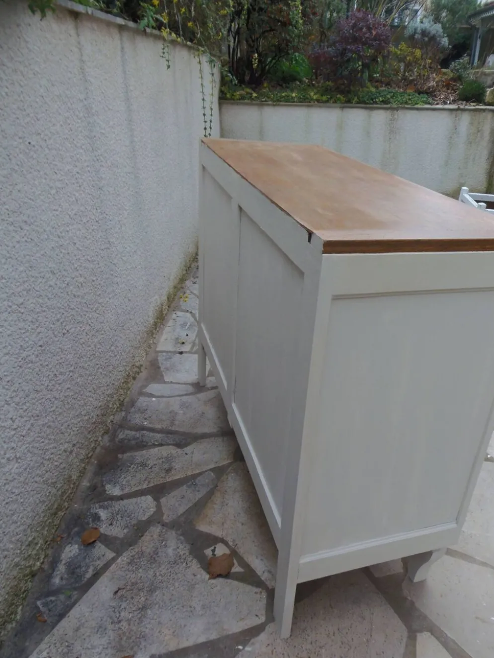 Buffet vintage beige en bois, plateau chêne – meuble ancien campagne chic