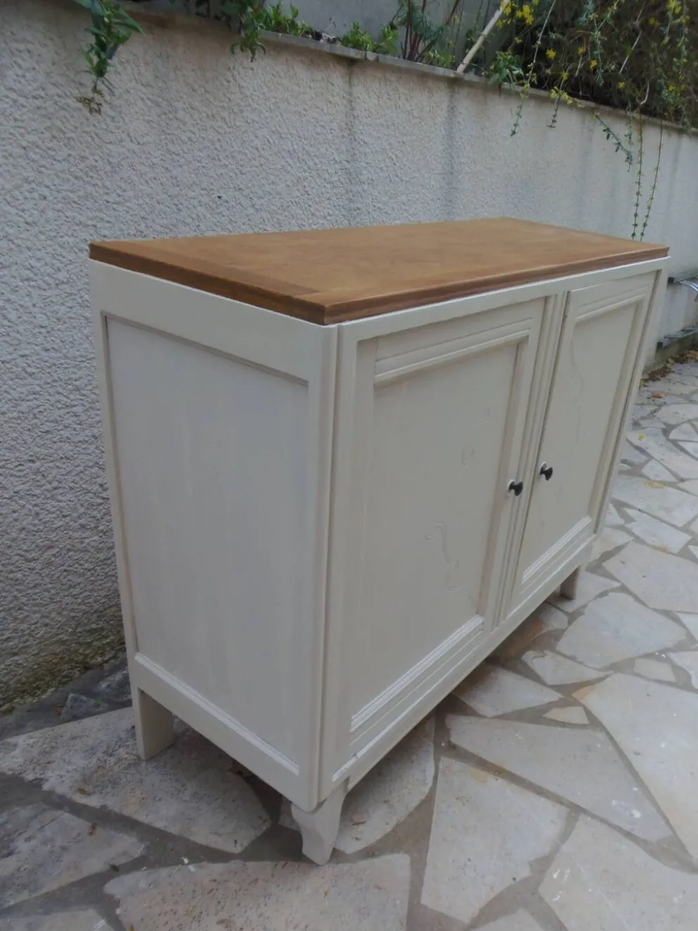Buffet vintage beige en bois, plateau chêne – meuble ancien campagne chic