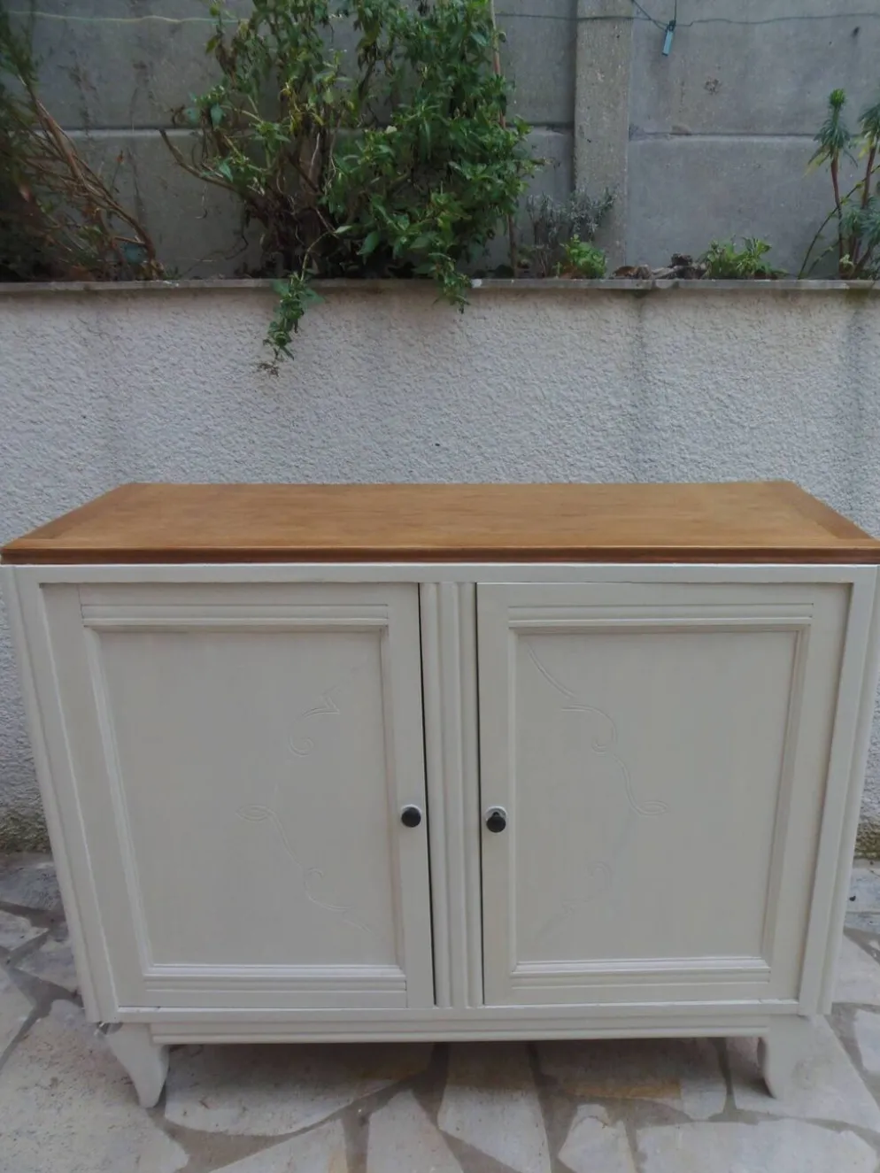 Buffet vintage beige en bois, plateau chêne – meuble ancien campagne chic