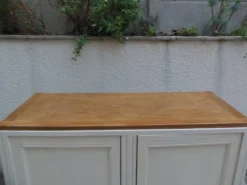 Buffet vintage beige en bois, plateau chêne – meuble ancien campagne chic