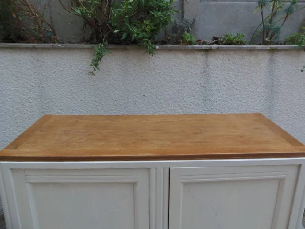 Buffet vintage beige en bois, plateau chêne – meuble ancien campagne chic