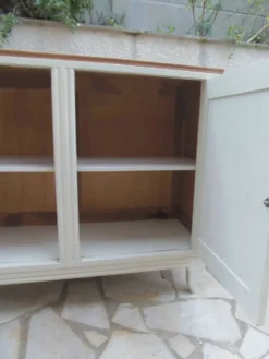 Buffet vintage beige en bois, plateau chêne – meuble ancien campagne chic