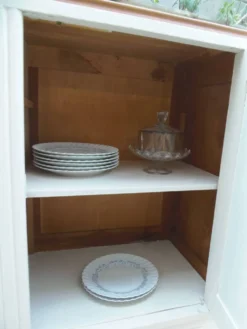 Buffet vintage beige en bois, plateau chêne – meuble ancien campagne chic