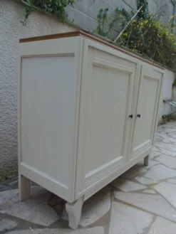 Buffet vintage beige en bois, plateau chêne – meuble ancien campagne chic