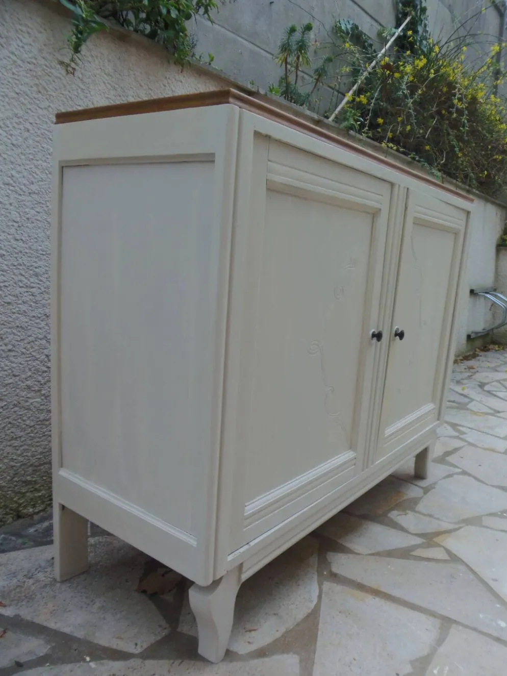Buffet vintage beige en bois, plateau chêne – meuble ancien campagne chic