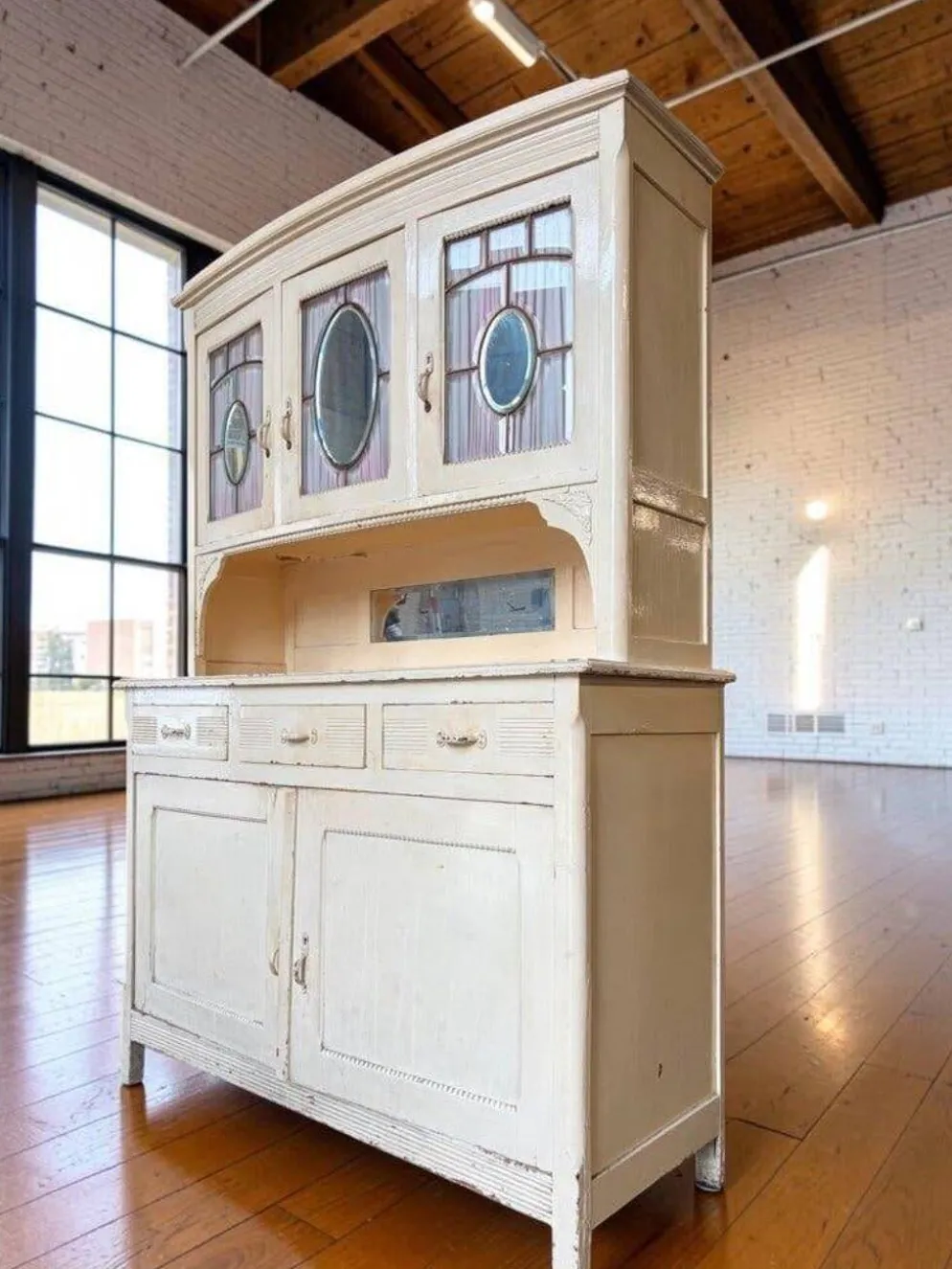 Buffet vintage blanc cassé / meuble de brocante