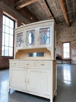 Buffet vintage blanc cassé / meuble de brocante