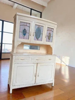 Buffet vintage blanc cassé / meuble de brocante
