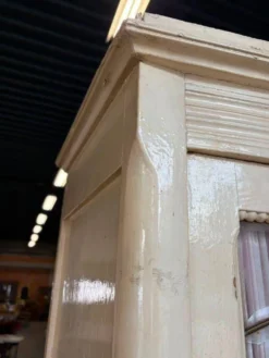 Buffet vintage blanc cassé / meuble de brocante