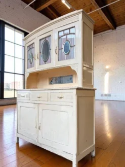 Buffet vintage blanc cassé / meuble de brocante